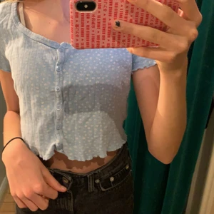 Fin t-shirt  - Dessa tröjor kommer från new yourker men men märket heter FBsister och är i st:xs bra skick men blommorna ser mest ut som prickar köpt för 80 tror jag men kommer it riktigt ihåg, aldrig andvända och i fint skick. Frakt ligger på köparen