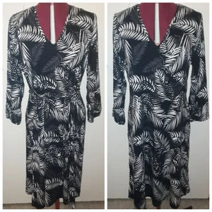 NY svart klänning med fjäder motiv - En fin svart tunn klänning med fjäder motiv går att knyta på flera olika sätt.