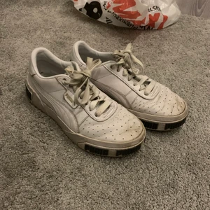 Puma sneakers - Säljer ett par Puma skor i använt skick. Har inte orkat tvätta dem men är säker på att dom kan få ett helt nytt utseende men lite rengöring och nya skosnören😍😍 Passar en 38-39. Nypris 1000kr❗️Frakt tillkommer❗️