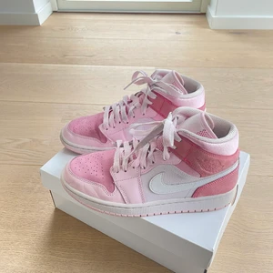 Air Jordan 1 Mid Digital Pink - Ett par svinsnygga jordan 1 mid pink i bra skit, använda ett få tal gånger. 💕💕