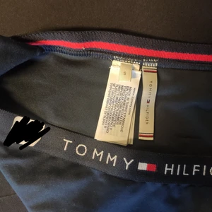 Tommy Hilfiger bikini trosor - Helt oanvänd bikini underdel från Tommy Hilfiger. Endast testade. Säljer då den är för stor på mig. Storlek S med knytband på sidorna som man kan själv justera. Nypris runt 500kr men säljer för 70kr+frakt. 