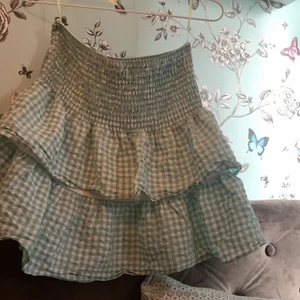 Kjol strl 38 - En grön rutig kjol från primtak super fin tyvär har den krymt i tvätten lite så den är nog en 36 eller så nu. 