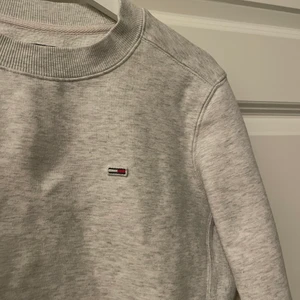 Ljusgrå Tommy hilfiger tröja - Säljer en superfin ljusgrå Tommy hilfiger tröja / Tommy Jeans. Använd fåtal gånger och är i nyskick. Storlek S. Nypris: 1000kr (priset kan diskuteras)