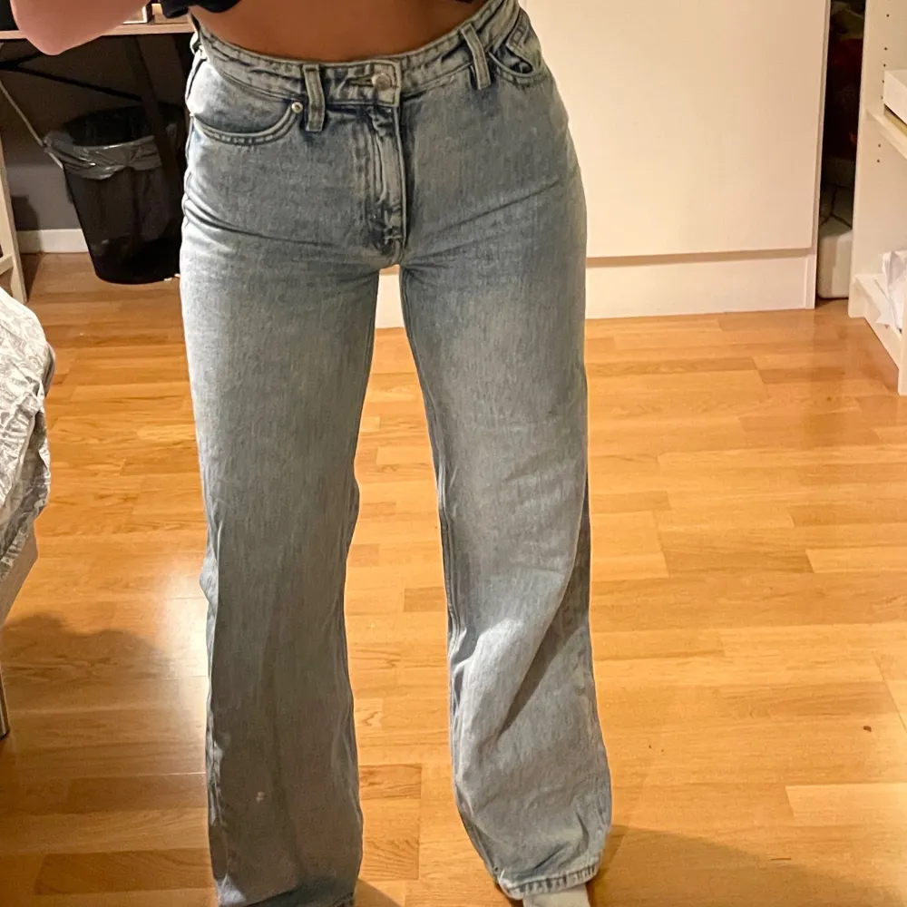 Jättefina raka ljusa jeans från monki. Perfekt skick:). Jeans & Byxor.