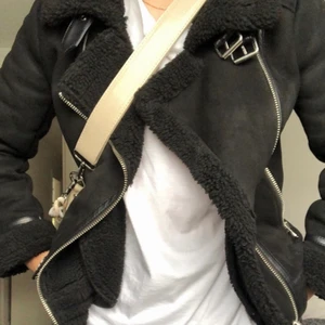 Säljer zara jacka!! - Vödligt varm, hade hela förra vintern. Tyvärr växt ut, därav säljer! Väldigt fint skick