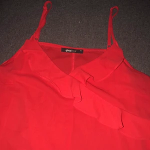 Ginatricot Topp - Hittade tyvärr ingen bild på mig med denna trljan men detta får duga. Säljer för den tröjan är för liten för mig. Har använt många gånger och den är jätte fin.