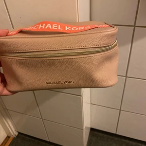 Necessär  - Helt ny Neccesär från Åhléns City