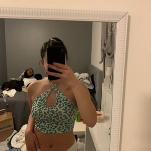 Grön topp - Denna topp är från SHEIN. Trots de så är den väldigt stretchig och justerbar med hjälp av banden som du knyter vid nacken (andra bilden). Den passar mig som har S men även M. Kontakta mig vid fler bilder eller övrig information!