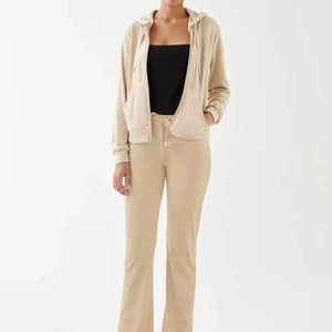 Gina tricot mjukisbyxor  - Säljer dom trendiga mjukisbyxorna från Gina tricot i färgen beige som inte längre finns, storlek xxs. Säljer på grund av att dom har blivit för korta för mig. Använda men i bra skick, skicka om för frågor. 75kr+frakt 