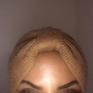 ONESIZE huvudband inför vintern. Khaki. - En rosett formad huvudband i khaki. Jättesnygg och skön. Använd 1 månad. Passar bekvämt. Den stretchig. 