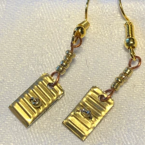 Örhängen i guld och koppar  - Örhängen i guldfärgade pärlor, koppar och guldpläterade örkrokar. Återbrukad metall.