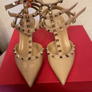 Valentino rockstud kitten heels 37 - Använda en gång. Kommer med kvitto, box och alla tillbehör. Nypris 900 euro 