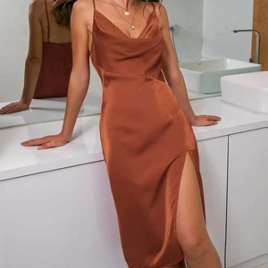 ROSTFÄRGAD KLÄNNING - Storlek S. Nypris 169, säljer för 120inkl frakt! Aldrig använd. Har en slits på ena sidan. 🤍🤍