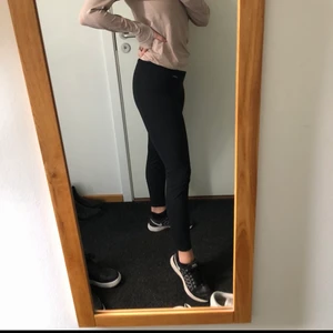 Stronger tights - Skitsnygga träningstights från Stronger, storlek L, skimrande leopardmönster. Väldigt bra skick, nypris 799kr. Frakt tillkommer 🖤