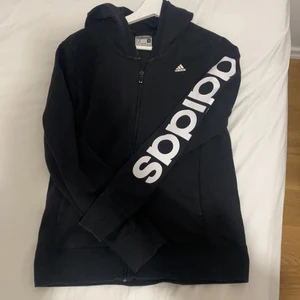 Adidas kofta - Adidas kofta använd endast fåtal gånger, säljer då den inte kommer till användning. M men passar även S. Pris kan diskuteras🥰