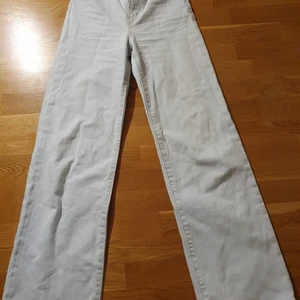 Levis ribcage wide leg stl 25 - Ljusa Levis ribcage wide leg stl 25. Gratis frakt till Jönköping,  Kalmar.