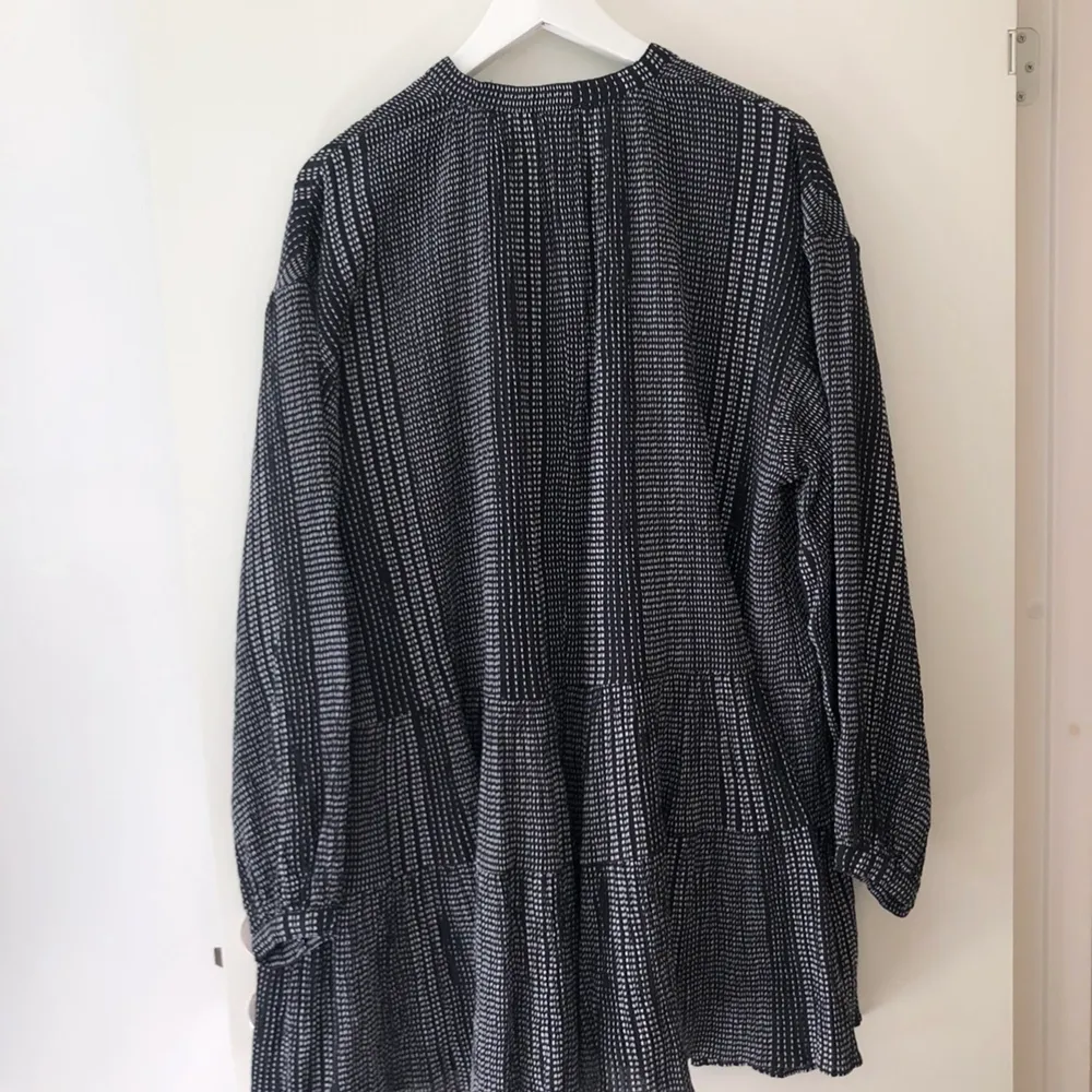 Jättefin klänning från H&M i storlek xs (passar xs-L, alltså oversized), den är i nyskick, använd ca 2 gånger. Passar jättebra nu på hösten till ett par nylonstrumpor, den är lite tjockare i materialet. Nypris ca 400.. Klänningar.