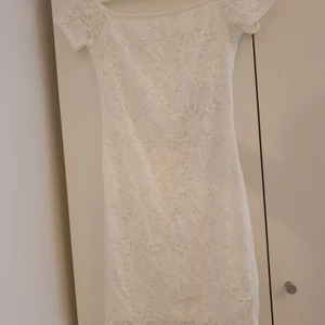Gina tricot vit klänning. - Finklänning som är perfekt till event som student, konfirmation osv. Säljer då jag endast använt 1 gång. Mycket bra skick, inga fläckar. 