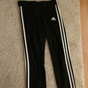 Adidas träningstights - Strl XS, använda under två veckors perioder vid dansuppvisningar. Köparen står för frakten. Priset kan diskuteras vid snabb affär!