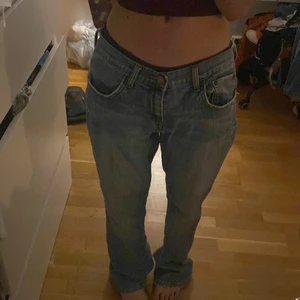 Levis jeans  - Säljer ett par levis jeans som är i bra Skick, dom är rätt långa på mig som är 162 så dom passar säkert någon som är runt 170, kan mötas i Gbg eller frakta! (Köparen står för frakten) 