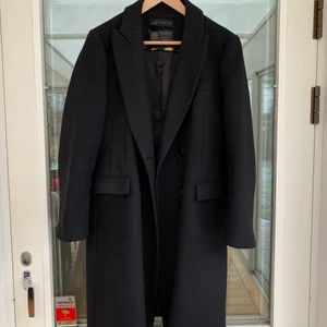 Rak kappa - 75% ull & 25% polyamid. Bra skick. Är i strl XL men motsvarar 42. Köparen står för frakten!