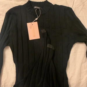 Body - Mycket behövlig body som man kan ha till allt! Långärmad och ribbad från missguided. Helt oanvänd med prislapp kvar, säljer då jag har ett liknande plagg. Skriv privat om ni har några funderingar 💕