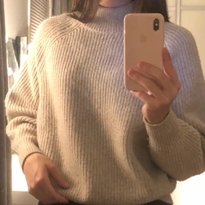 Stickad tröja  - Oanvänd tröja köpt på H&M för några år sedan. Nyskick och säljer eftersom att jag tyvärr inte använder den. Storlek xs men passar upp till m. Säljer för 200 plus frakt. Vid flera intresserade blir det budgivning!