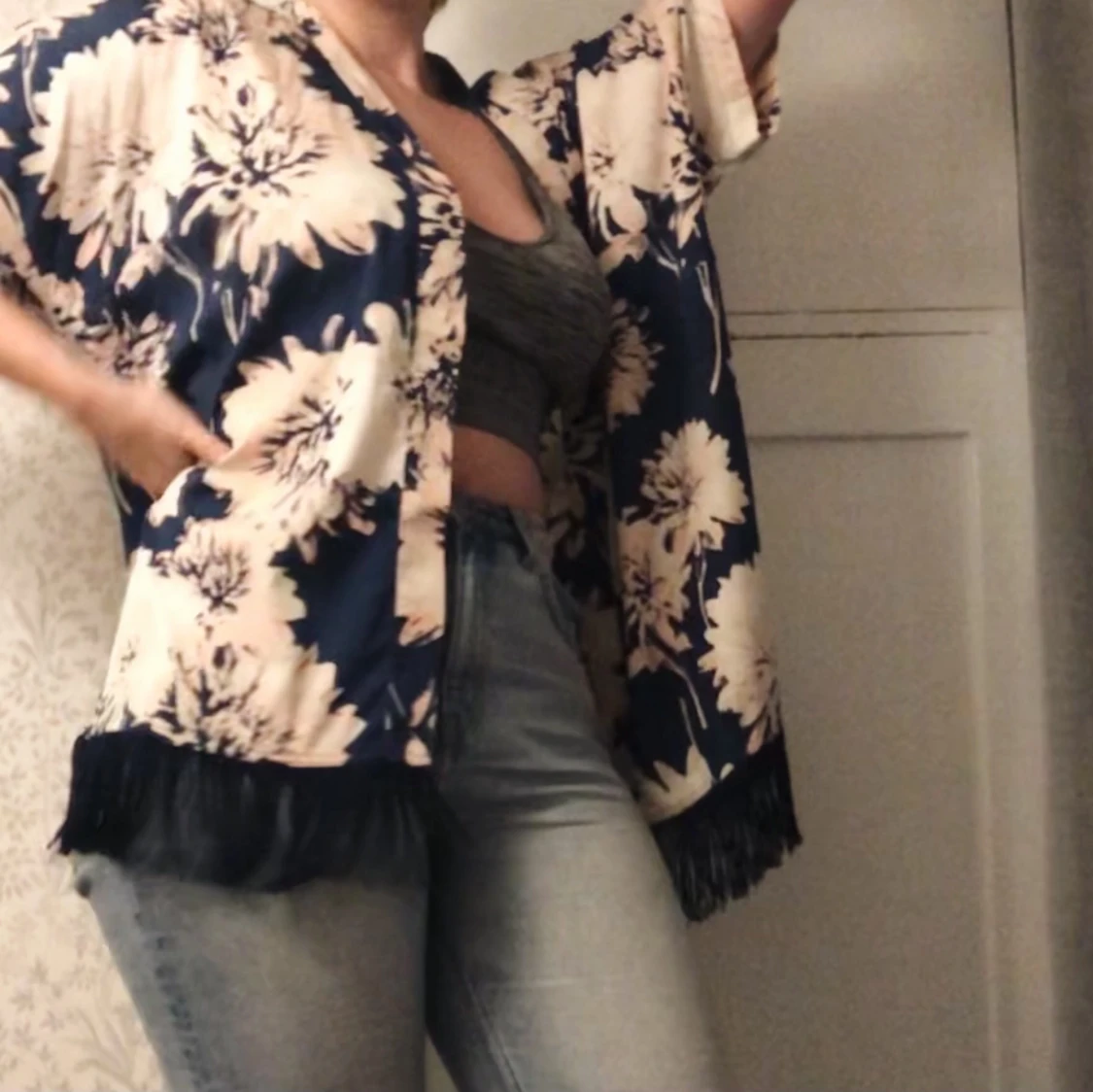 Blommig kimono med vacker fransrad