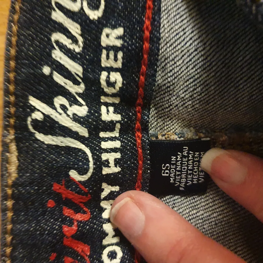 Blåa knappt använda tommy hilfiger jeans. Spirit skinny. Stolek 6S. OBS amrikans stolek då dom är inköpta i USA! Köparen står för frakten.. Jeans & Byxor.