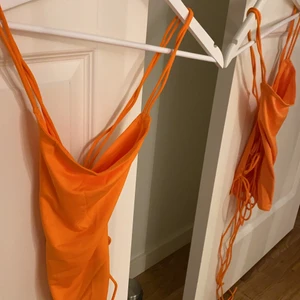 Neon Orange topp med snörning - Extremt fin Neon orange topp med snörning på ryggen från Shein! Helt oanvänd. Köp här för att undvika lång väntetid på frakten 📦 🧡 Passar perfekt till fester och kommande nyår 🎊 RABATTERAD PRIS ENDAST 75 KR