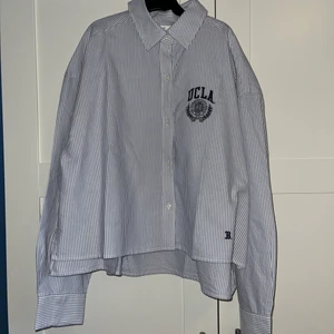 UCLA skjorta från H&M - Säljer min UCLA skjorta från H&M eftersom den inte sitter bra på mig. Jätte fin skjorta annars som passar till allt! Storlek S