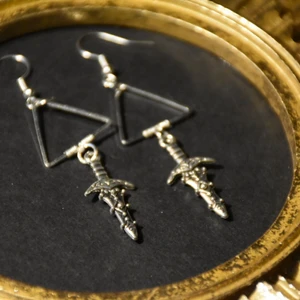 Örhängen svärd - Örhängen med trianglar och små svärd. Krokarna är nickelfria. 