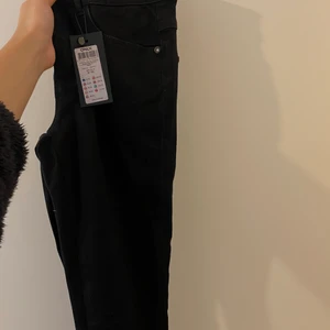 Nya Svarta tighta jeans med Kneecut - Nya svarta jeans i längd 30 storlek och W i storlek xs. Prislappen är kvar, ordinarie pris 339kr