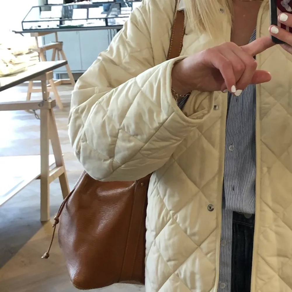 En jättefin brun LV väska köp på @avenue2ndhand på Instagram för 5500 kr. Superfin men använder den aldrig. Har äkthetsbevis i form av att sidan ENDAST säljer äkta saker och det finns ett serienummer som visar att den är äkta. . Väskor.