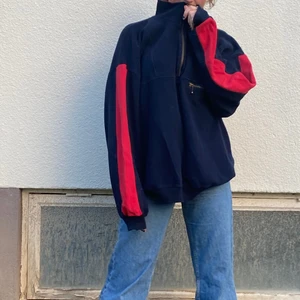 Sjukt fin tjocktröja  - Blå stor tjocktröja med tragkedja och röda ränder på ärmarna. Skriv till mig för fler bilder eller intresse💞😊 Buda gärna I kommentarerna 