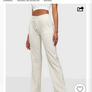 Juicy Couture Set - Säljer ett helt nytt set juicy coture i färgen vit, storlek på tröjan (S) och byxor (M). Settet är helt nytt köpt och därav priset.  Observera- går att byta mot ett juicy set helst oanvänd