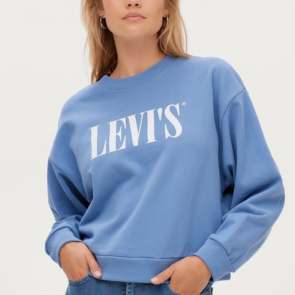 Så snygg Levis sweatshirt! Storlek L, är vanligtvis en M men sitter snyggt oversized på mig 🥰 Använd 3-4 gånger max, nyskick. . Tröjor & Koftor.