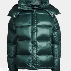 Jacka bikbok  - SÅLD Säljer denna populära jacka från Bikbok. Köpt när på plick förra året för 800kr. Bud från 400kr. Köp direkt för 600kr+frakt. I superfint skick! 