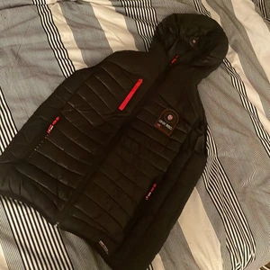 norway geographical dunväst - norway väst använd fåtal gånger mycket fint skick inga hål/märken dragkedje fickor +bröstficka och innerficka storlek:M men skulle lätt passa den som har storlek: S med en tjockare tröja under 