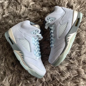 AIR JORDAN 5 Bluebird - Säljer helt nya AIR JORDAN 5 Bluebird i storlek EU 38.   Originalboxen medföljer samt digitalt kvitto.   Priset kan diskuteras.  Skicka gärna ett meddelande för mer bilder eller övriga frågor.