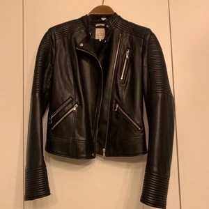 Skinnjacka - Säljer denna skinnjackan från Zara, den är i jättefint skick men säljer pga att den blivit för liten
