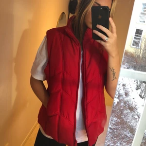 Dunväst - En röd dunväst som jag köpte på second hand, så har tyvärr inget märke. Men den sitter bra på, lite oversiez , du får enkelt plats med Hoodie under. Finns ingen storlek på men jag skulle säga M-L. Finns en luva till som kan knäppas på om så önskas 