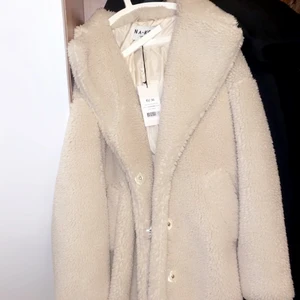 Nakd jacka - Säljer min nakd teddy jacket, aldrig använd som ni ser är prislappen kvar! Nypris är 849:-, jag säljer min för 400+ frakt då. Jag brukar va en 38 men då jag köpt jackor tidigare från nakd visste jag att de brukar funka med en mindre, storleken är 36.