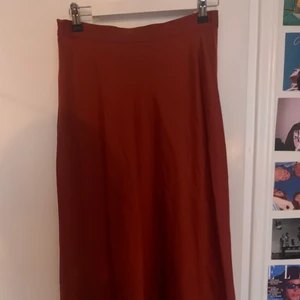 Lång sidenkjol  - Ascool kjol i koppar färg som går en bit ner på vaderna på mig som är 189 cm! Den är i storlek 38 💗 det är bara höra av sig angående frågor eller fler bilder!! 