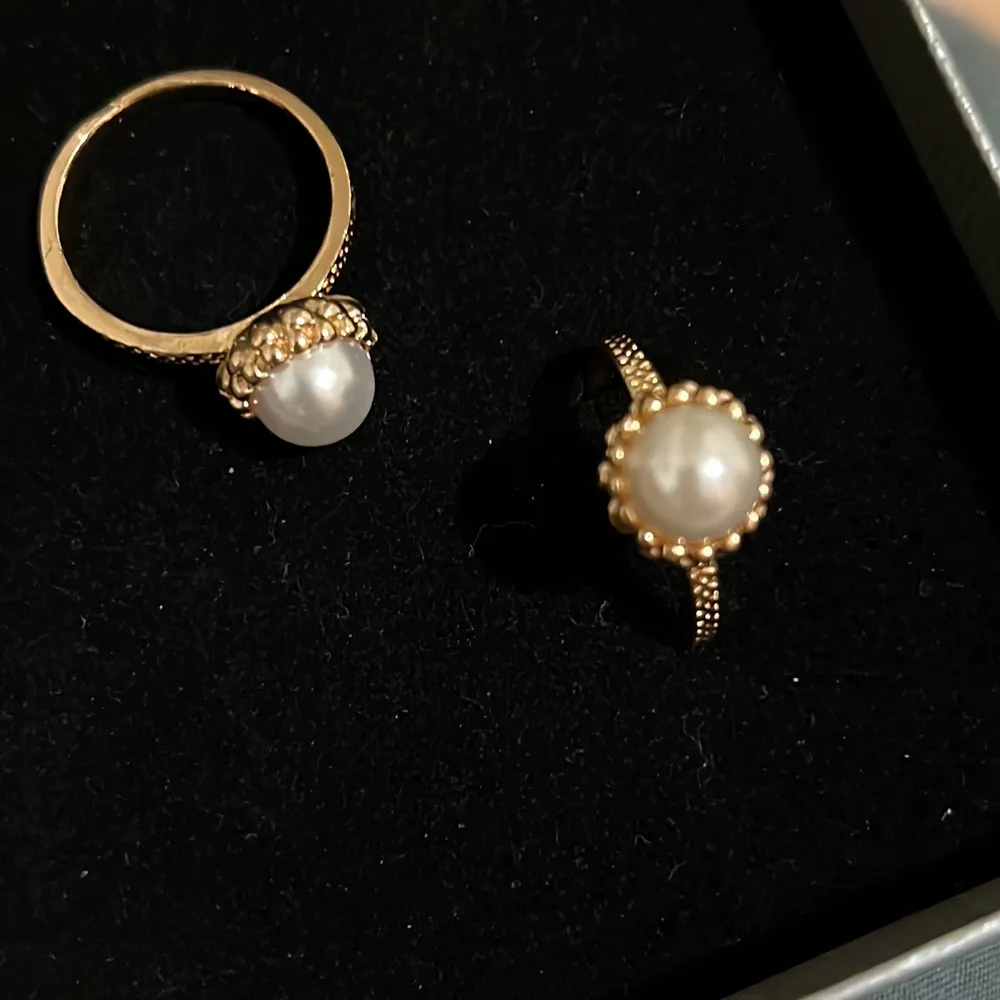 Golden pearl ring size 17 80kr each . Accessoarer.