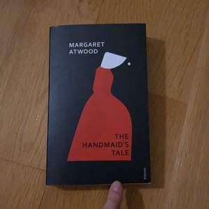 Säljer The Handmaids Tale på engelska, i pocket storlek 💕 Den är i nytt skick. Säljer pga att jag inte har intresse av att läsa den. Frakten ingår i priset.