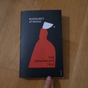 The Handmaids Tale - Säljer The Handmaids Tale på engelska, i pocket storlek 💕 Den är i nytt skick. Säljer pga att jag inte har intresse av att läsa den. Frakten ingår i priset.