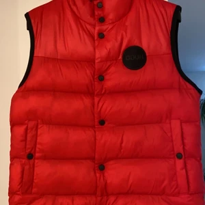 Hugo boss väst  - Fin Hugo boss väst med ett litet skrap märke (de syns inte när man har på den. Västen är i storlek S och taggs och kvitto får man med. Nypris 2700