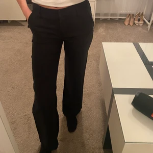 Svarta linne byxor  - Säljer ett par svarta linnebyxor i storlek 34, säljer då de inte kommer till användning. 🥰