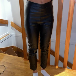 Läderbyxor - Stl S, byxorna är i nyskick knappt använda, det är raka somnar fram och bak, korta i modellen (jag är 167) och de är från Gina Tricot